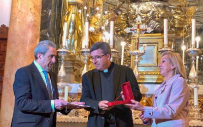 Millennium Liber entrega la medalla de la Virgen de los Desamparados al Rector de la Basílica, en Valencia