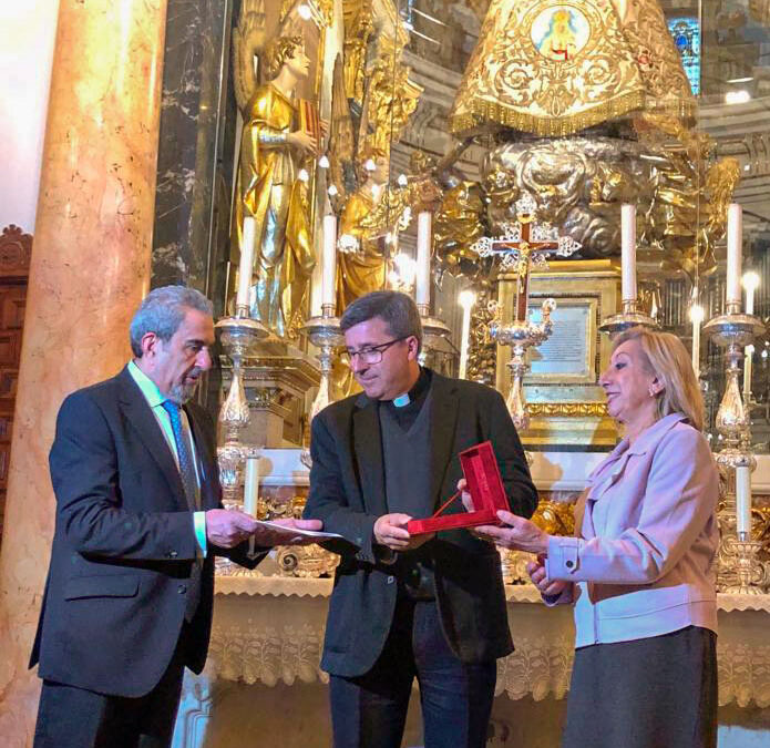 Millennium Liber entrega la medalla de la Virgen de los Desamparados al Rector de la Basílica, en Valencia