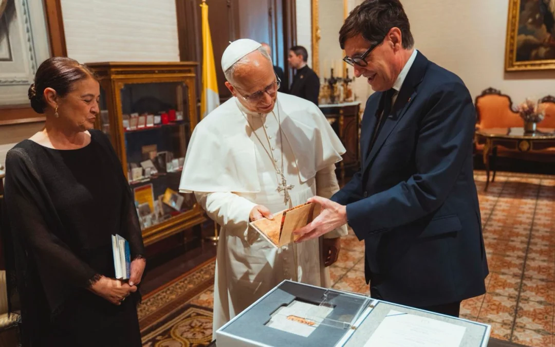 Salvador Illa le regala una edición de las Homilías de Organyà de Millennium Liber al Papa León XIV