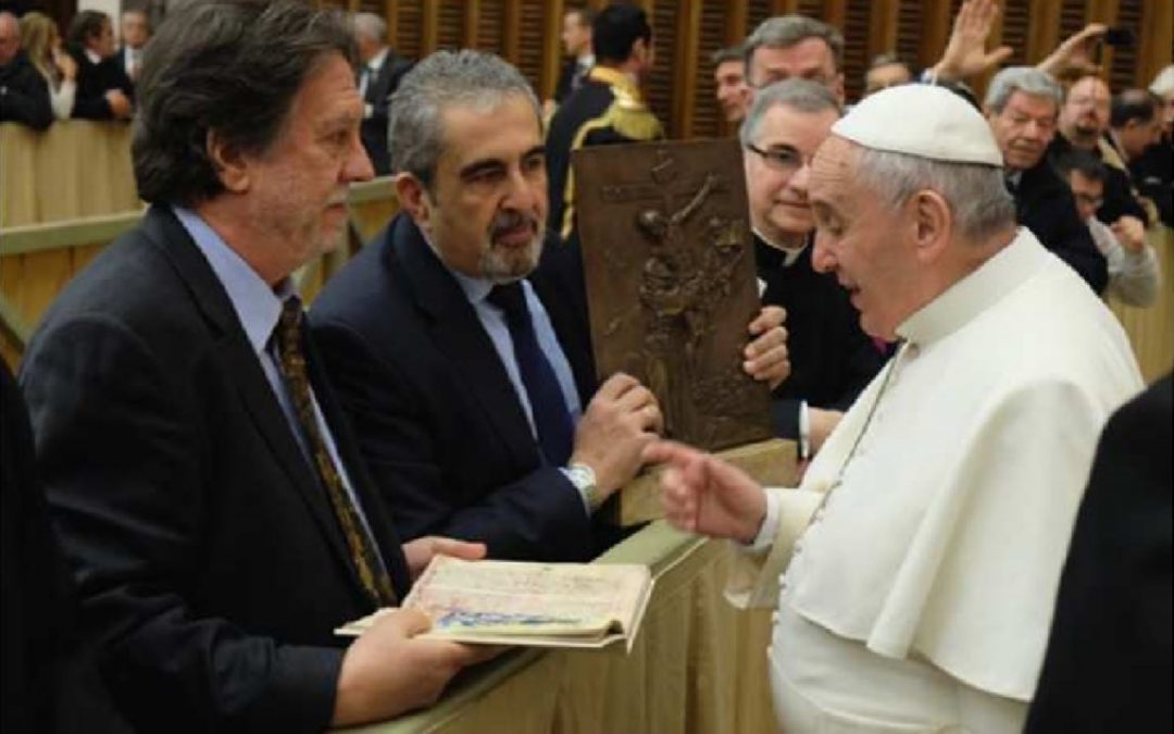 Presentación al S.S. Papa Francisco de la escultura «Abrazo de Jesús» y el facsímil «Árbol de filosofía de Amor»